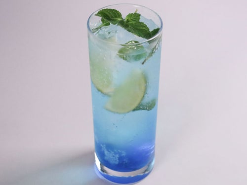 炭酸で割るだけ簡単アレンジ！「ブルームーン・スカッシュ」